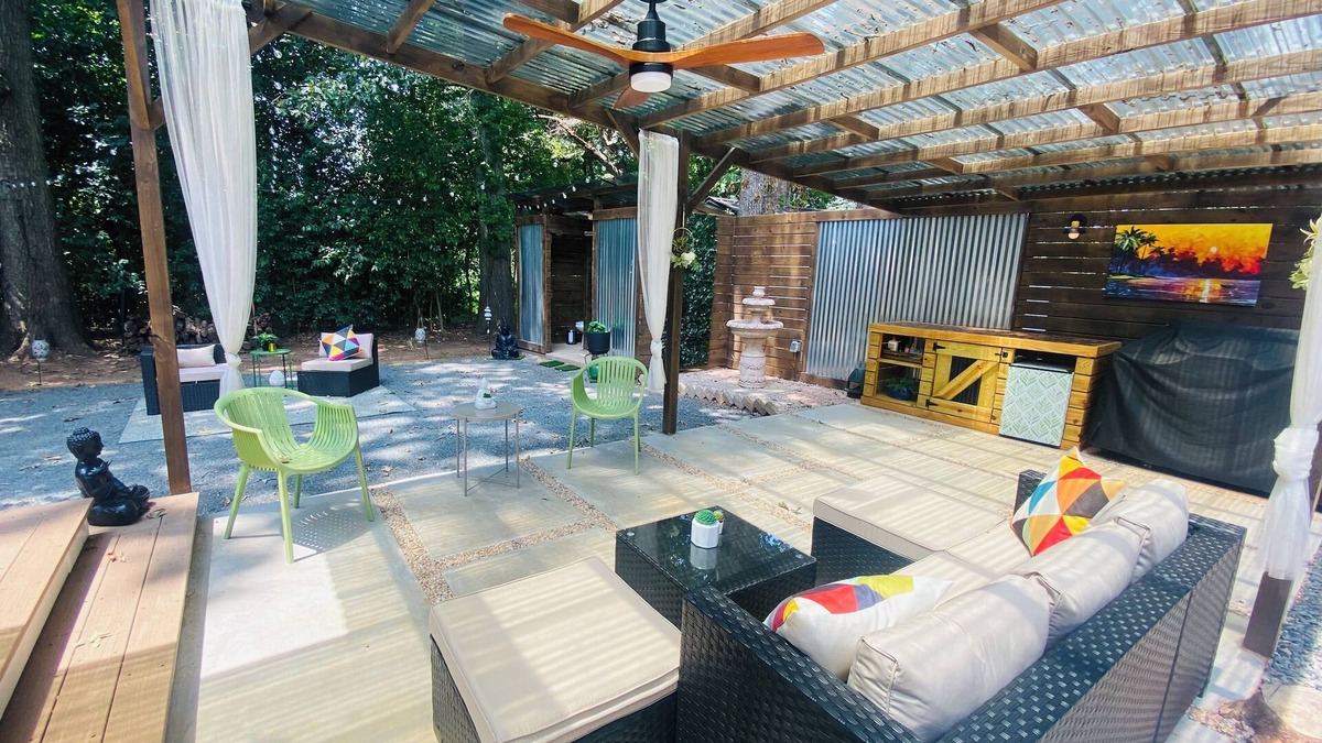 Prosperity Church Road House | Jardin Encantando ~15 min to uptown, double master bedrooms