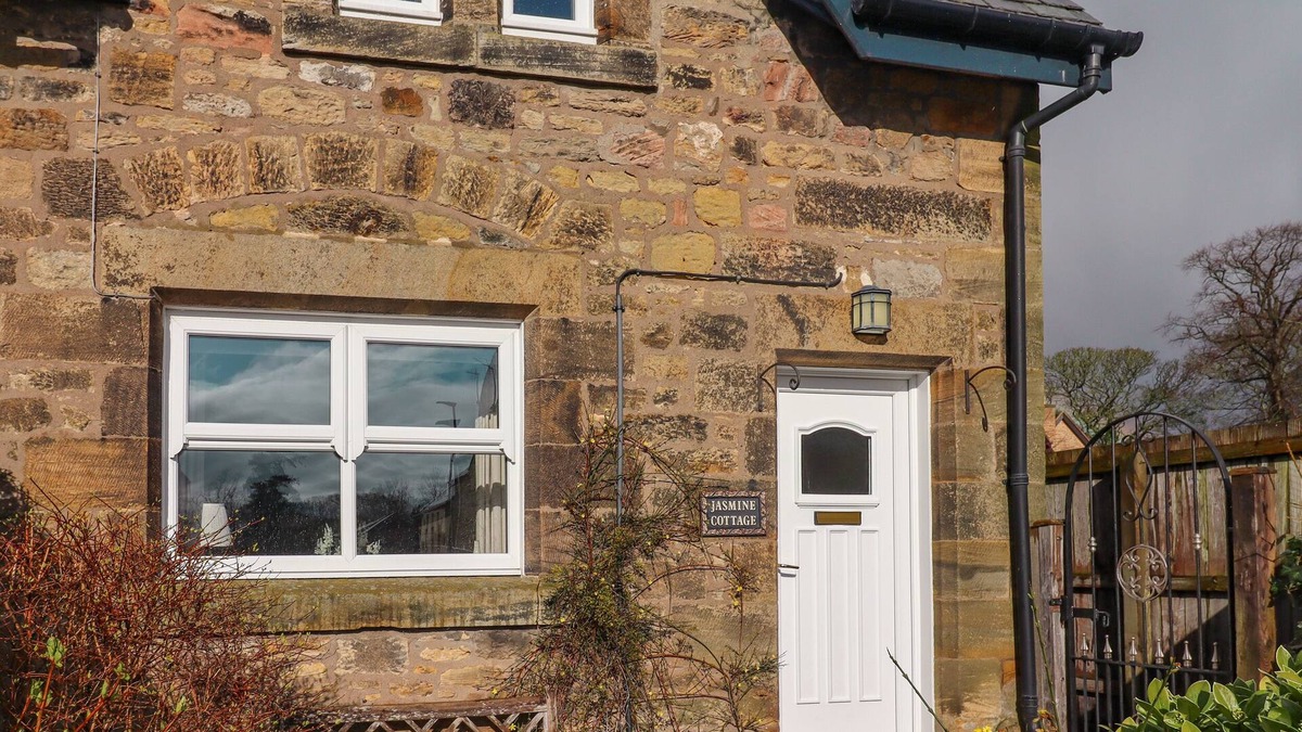 Lesbury Cottage | JASMINE COTTAGE, pet friendly, with a garden in Alnmouth