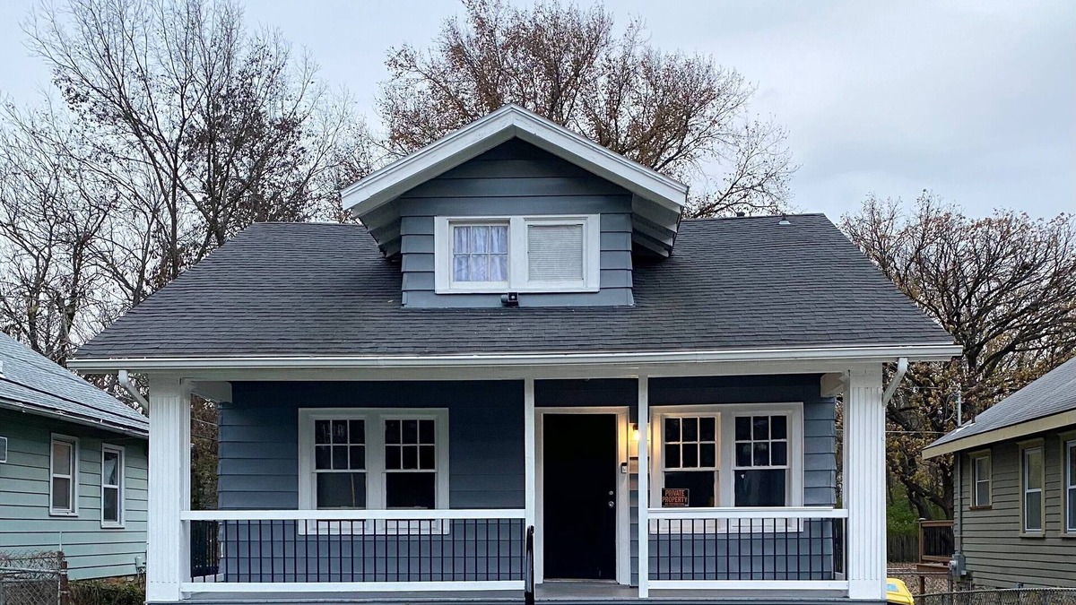 Kansas City House | Jazzy Charmer located in the Heart of Kansas City, MO., & Close To Everything KC