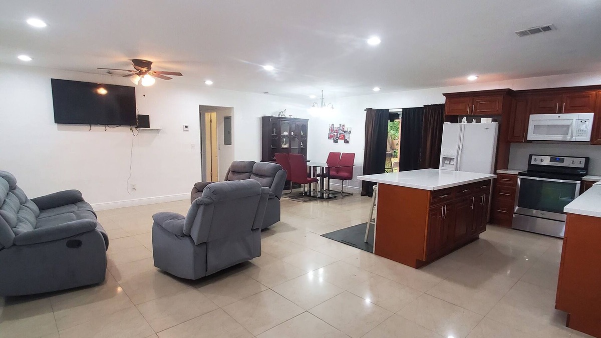 Miami Gardens House | Jazzy Escapes (with pool) near Hard Rock Stadium