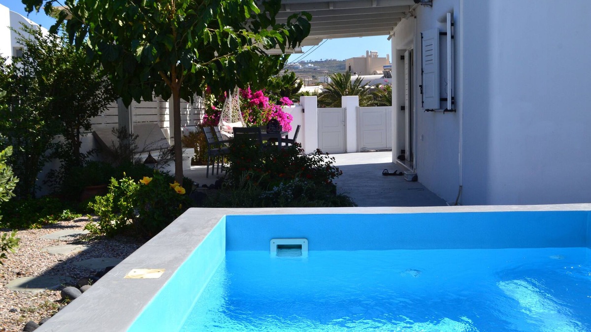 Vothon Villa | JB VILLA Stunning Santorini Escape w/jacuzzi and enclosed garden