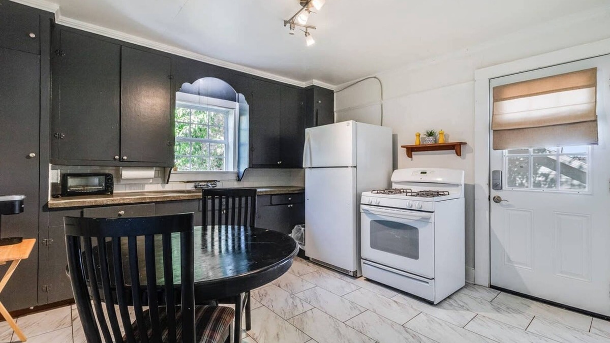 Freetown - Port Rico Apartment | Jefferson Flat in Lafayette