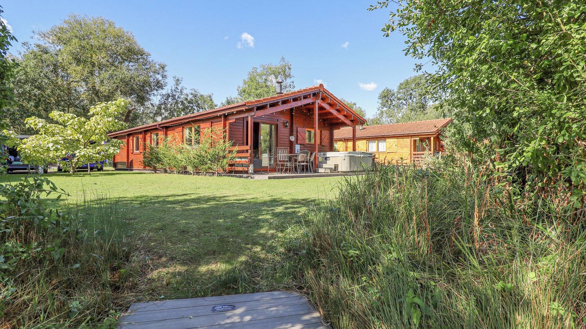 Tattershall Cottage | JEMIMA LODGE, pet friendly, with hot tub in Tattershall