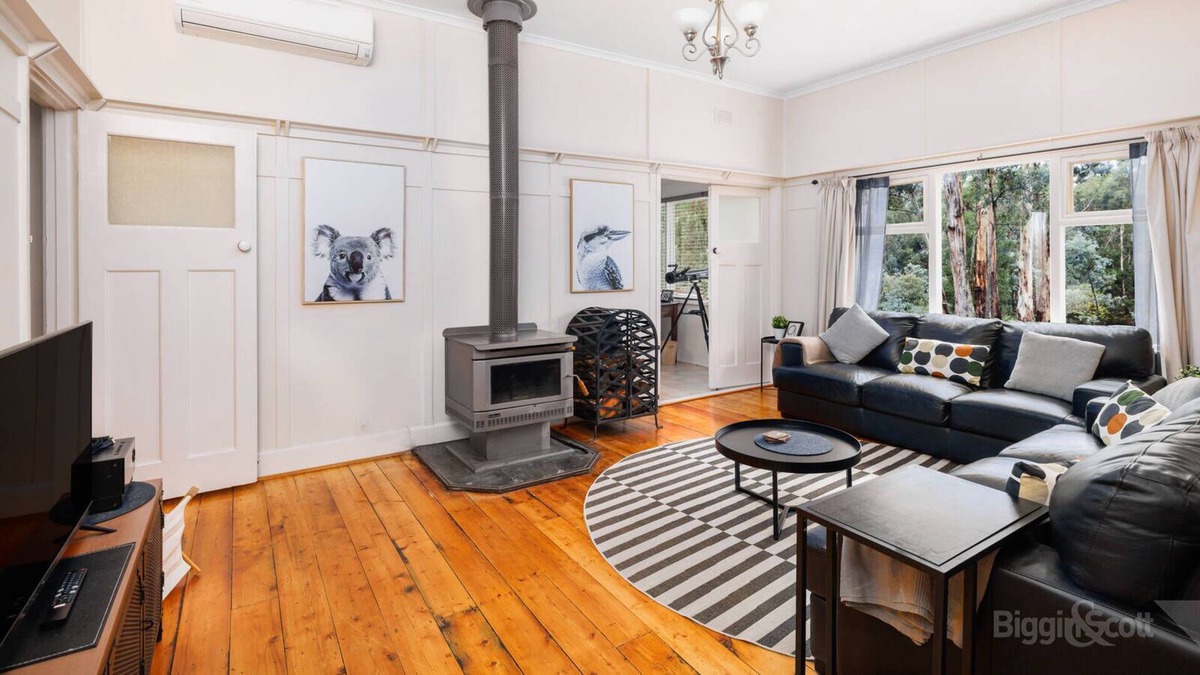 Wheatsheaf House | Jerendine Bush Retreat with wood fire & pet friendly