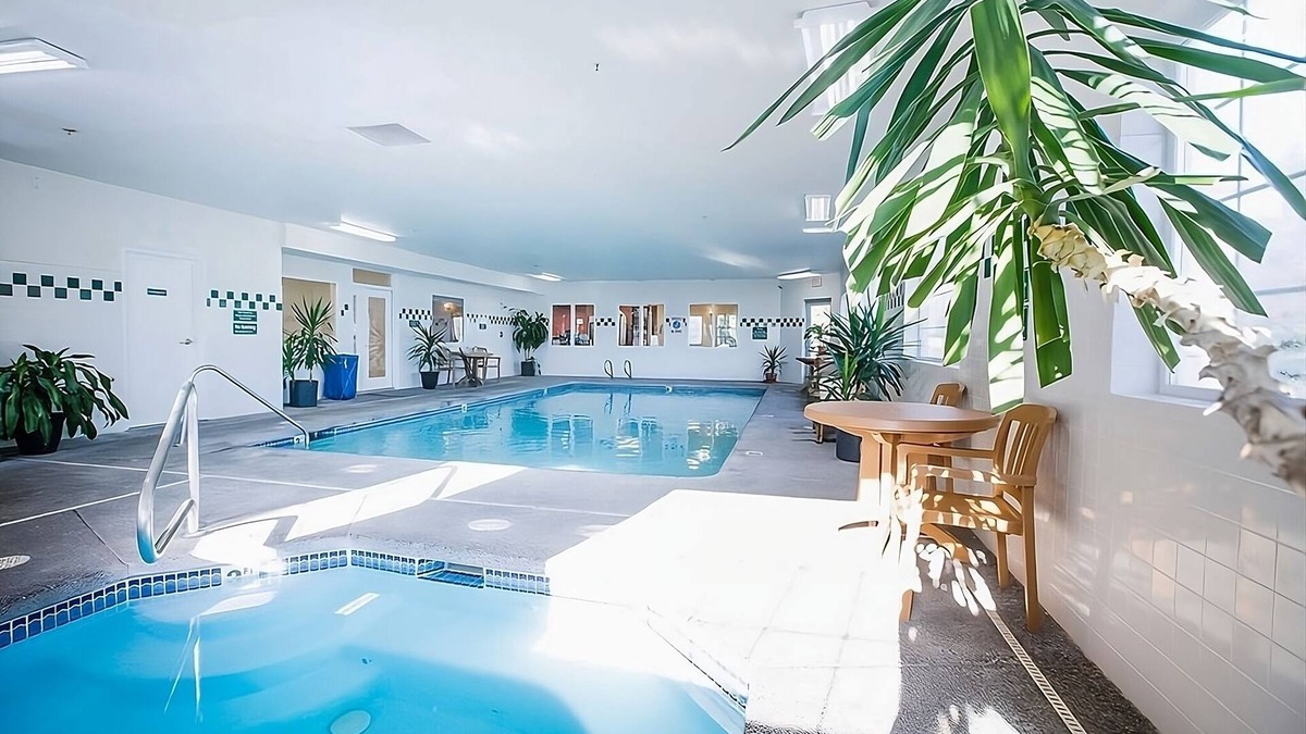 McMinnville Apartment | Jetted Tub Suite in Red Lion McMinnville! On-site Pool, Near Eyrie Vineyards!