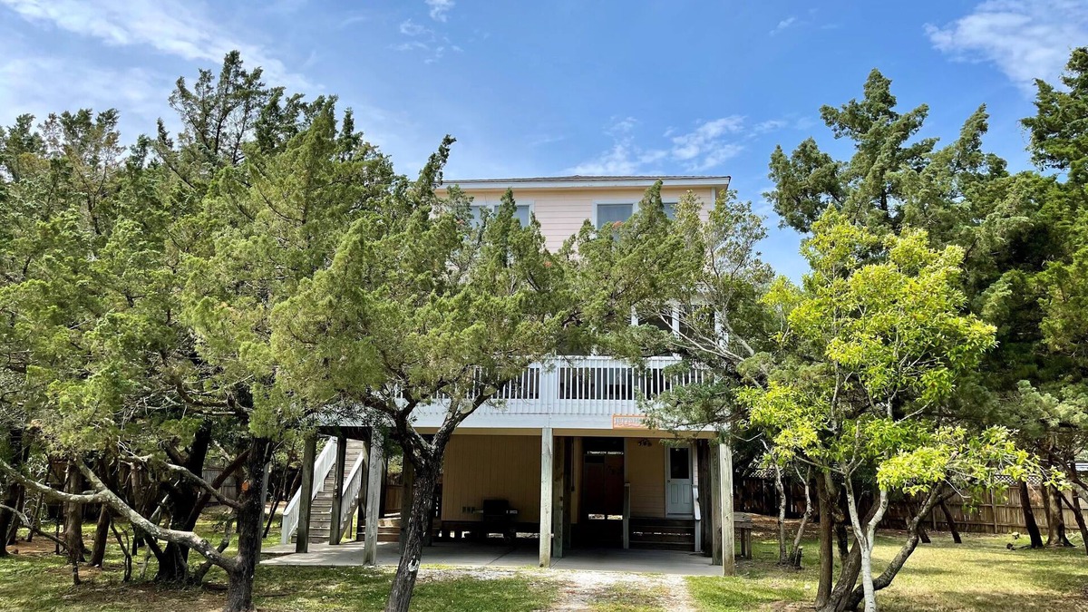 Ocracoke House | Jetts House: Dog friendly home in private location