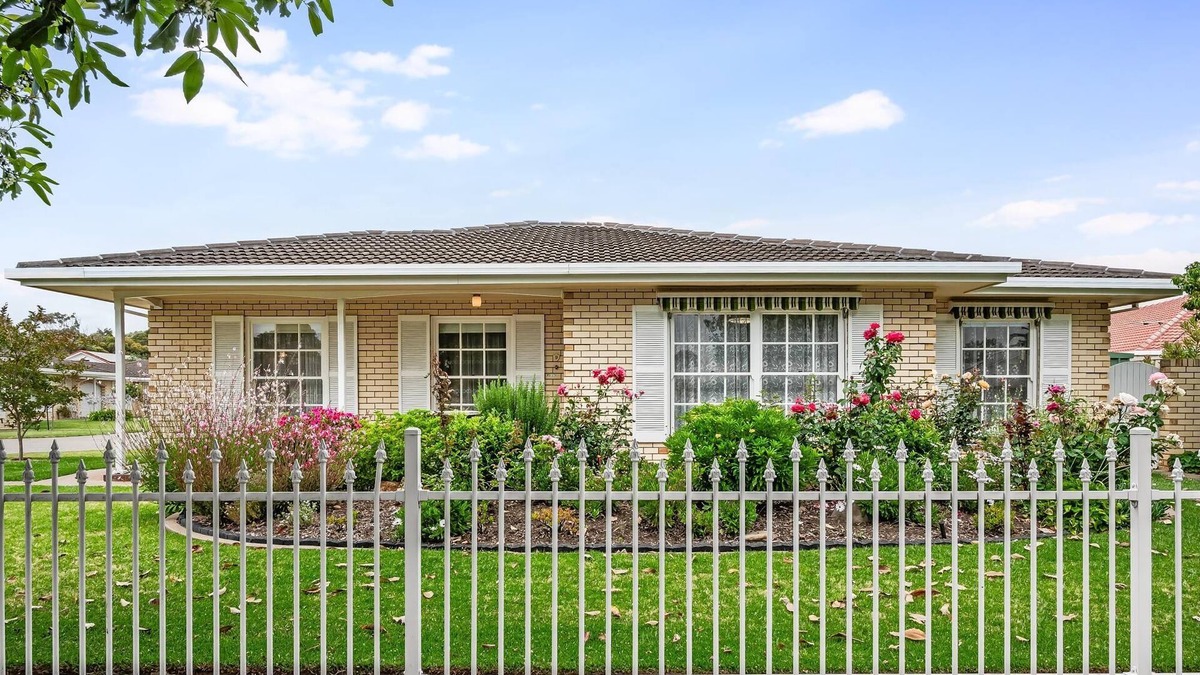 Brighton House | Jetty Road Retreat ~ Brighton - Charming 2-Bedroom Unit in Brighton