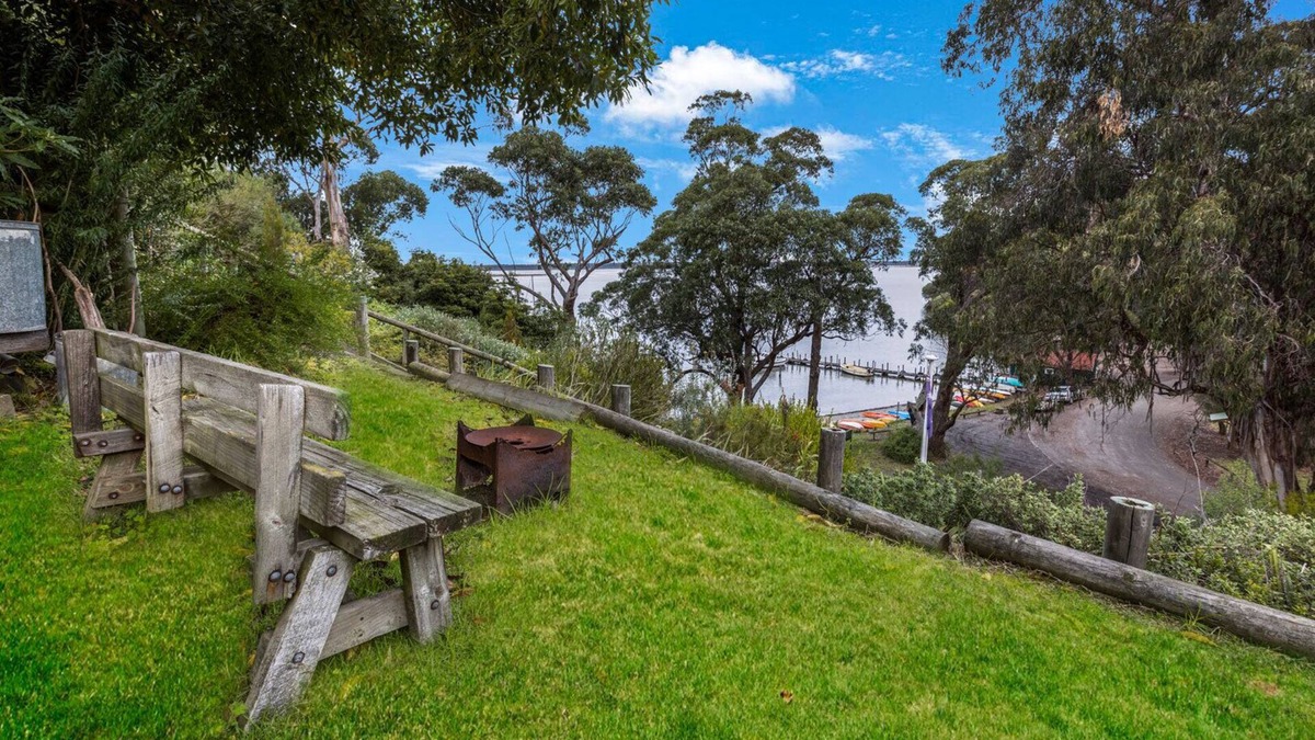 Nungurner House | Jetty View: Pelican Cabin - Feel a sense of nature in this rural environment