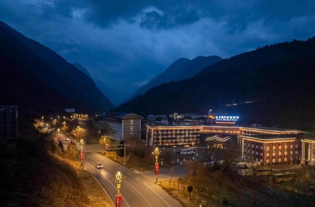 Jiuzhaigou Hotel | Jiuzhaigou Golden Dragon International Resort Hotel
