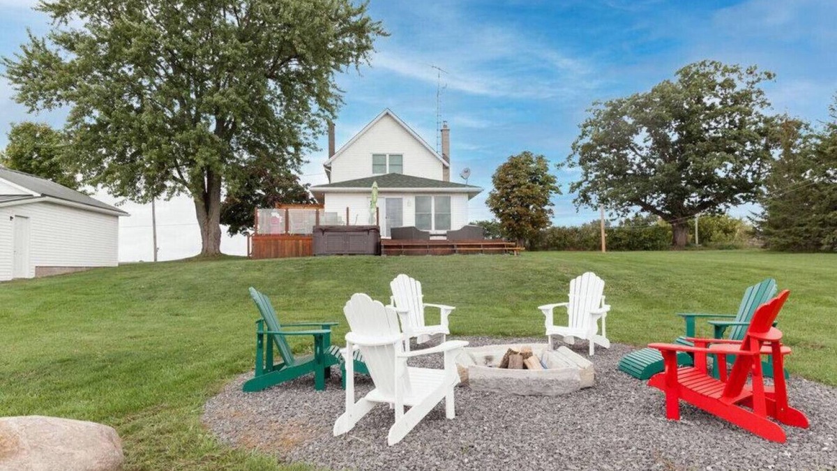 Greater Napanee Apartment | Joanie`s Farmhouse · Waterfront with Hot Tub