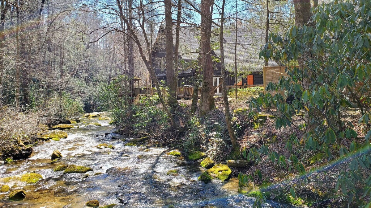 Rocky Bottom House | Jocassee Gorge Mountain Lodge on creek-Waterfront