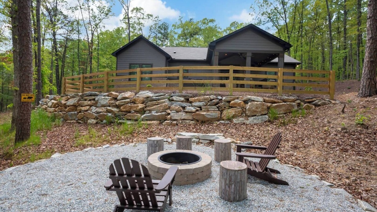 Salem House | Jocassee Retreat - .5 miles from Lake Jocassee