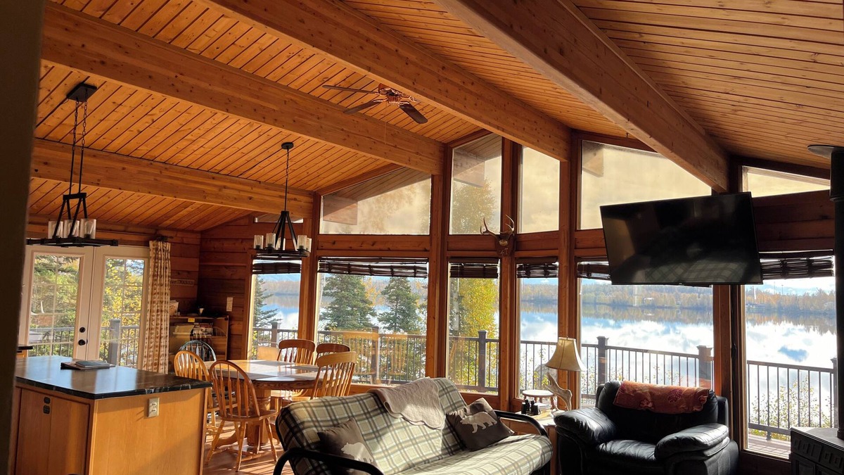Wasilla House | Jody's Lakehouse. Cozy 2-bedroom lakefront cedar home with hot tub in Wasilla