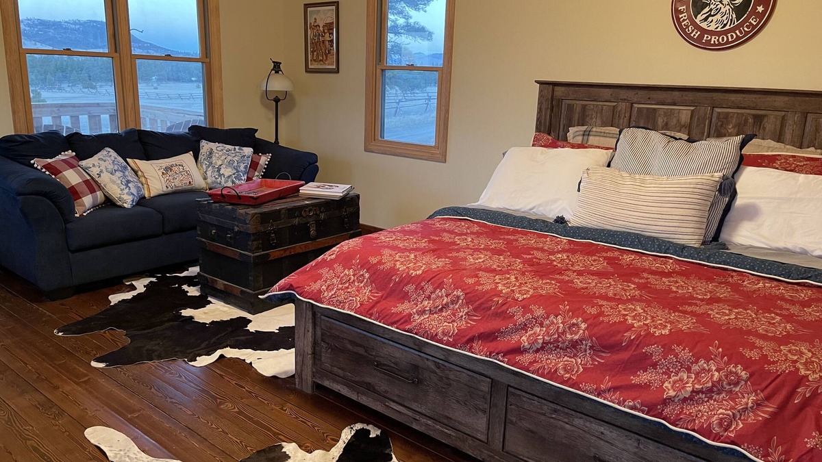 Helena Cabin | John Wayne Cabin.with incredible views!