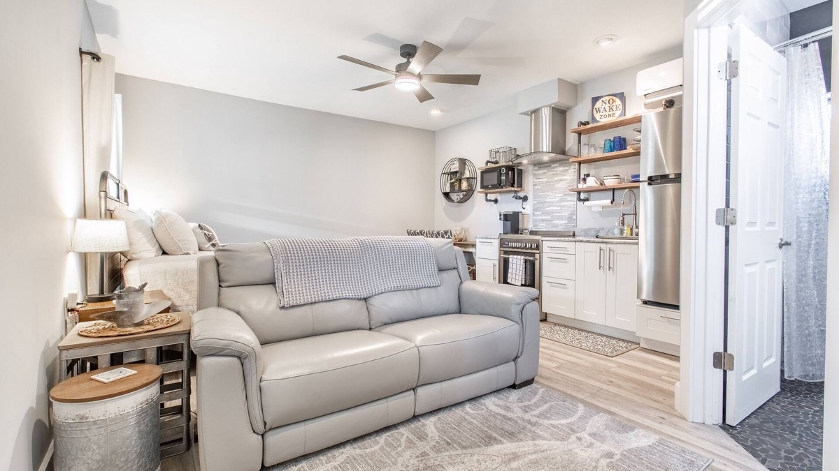 Madeira Beach Condo | Johns Pass Studio 3 Fisherman's Cove & Cottages Studio 3