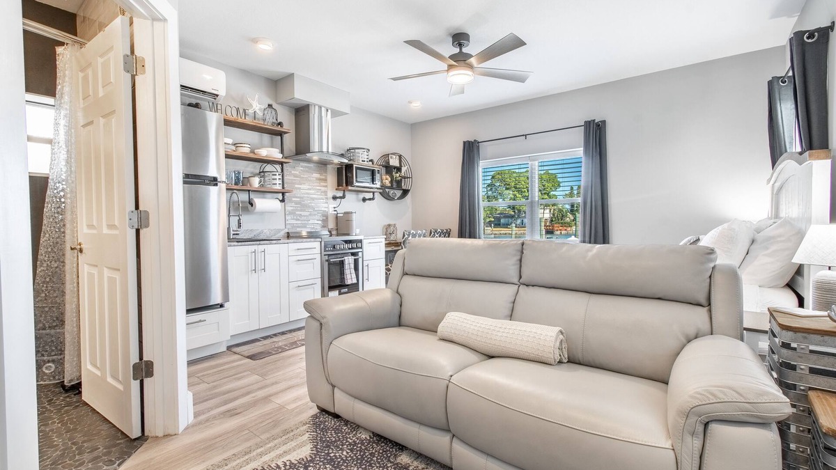 Madeira Beach Apartment | JOHNS PASS "Studio 4" Fisherman's Cove & Cottages