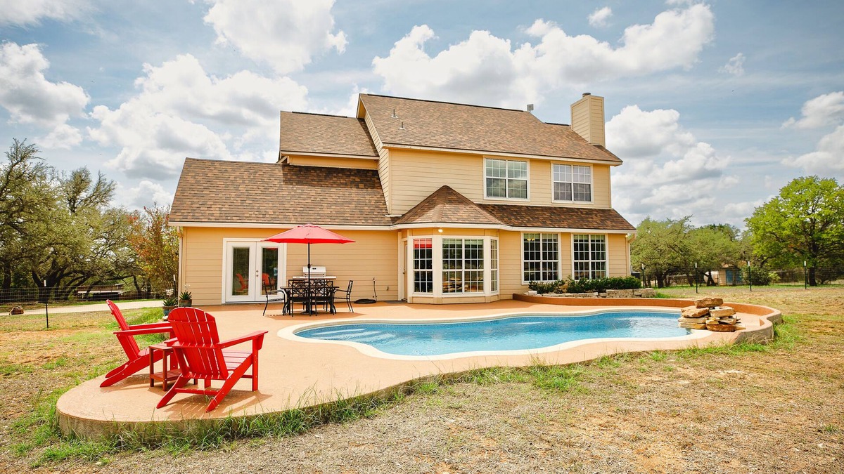 Johnson City House | Johnson City+Pool= Family FUN~Jazz & Art Fest in TX Hill County Wineries & more!