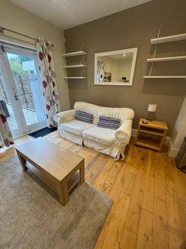 Clapham Apartment | JOIVY Charming 1-Bedroom Flat with Patio