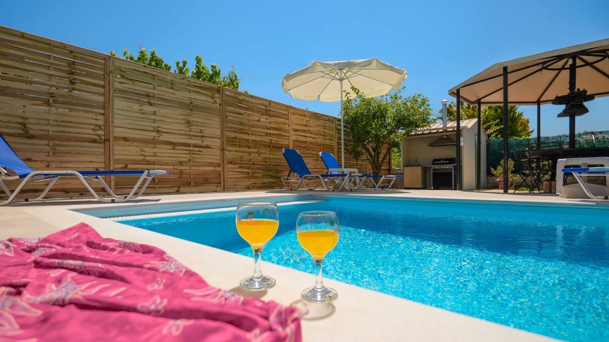 Roda House | Jokos in Roda: Cozy 2-Storey Home Near Agnos Beach