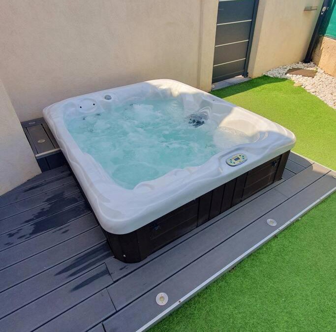 Marignane House | Joli haut de villa 3 chambres climatisé avec jacuzzi