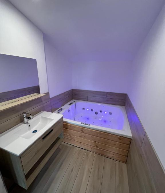 Fuilla House | Jolie maison en pierre esprit chalet avec Jacuzzi