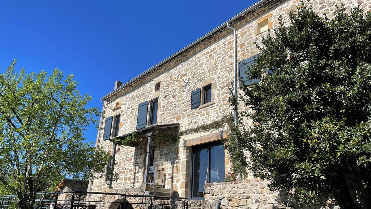 Ravel House | Jolie Maison en Pierres Avec Superbe vue sur les Monts du Forez