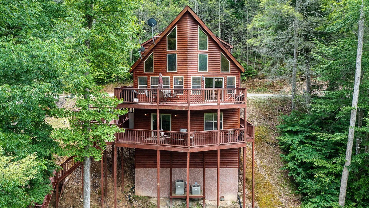 Lakeside Estates House | Jolly Mon-Lakefront cabin w/private dock & hot tub, community pool