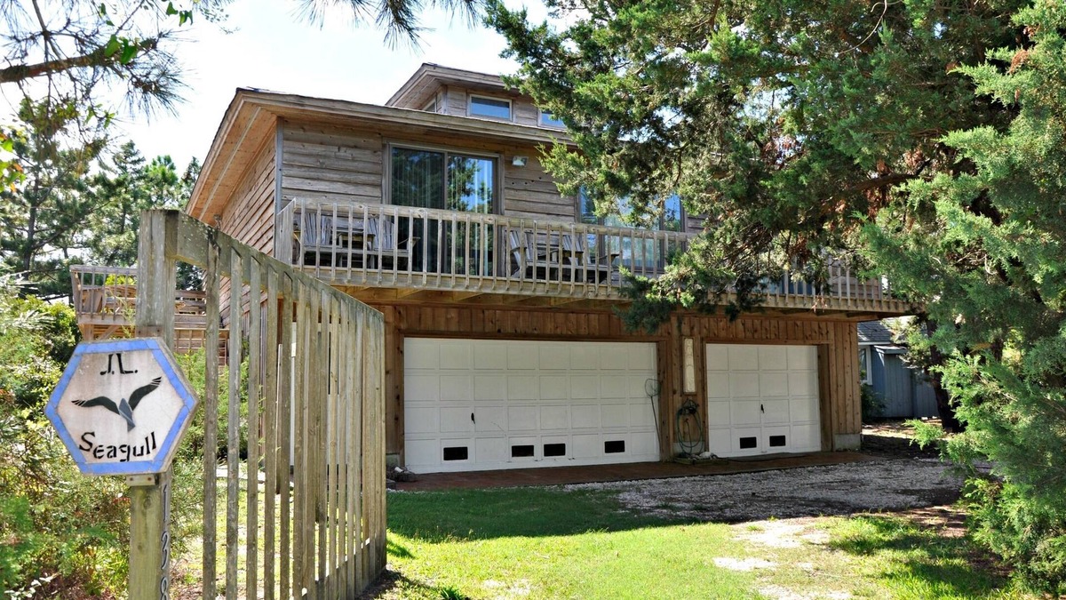 Ocracoke House | Jonathan Livingston Seagull: Dog friendly single story home.