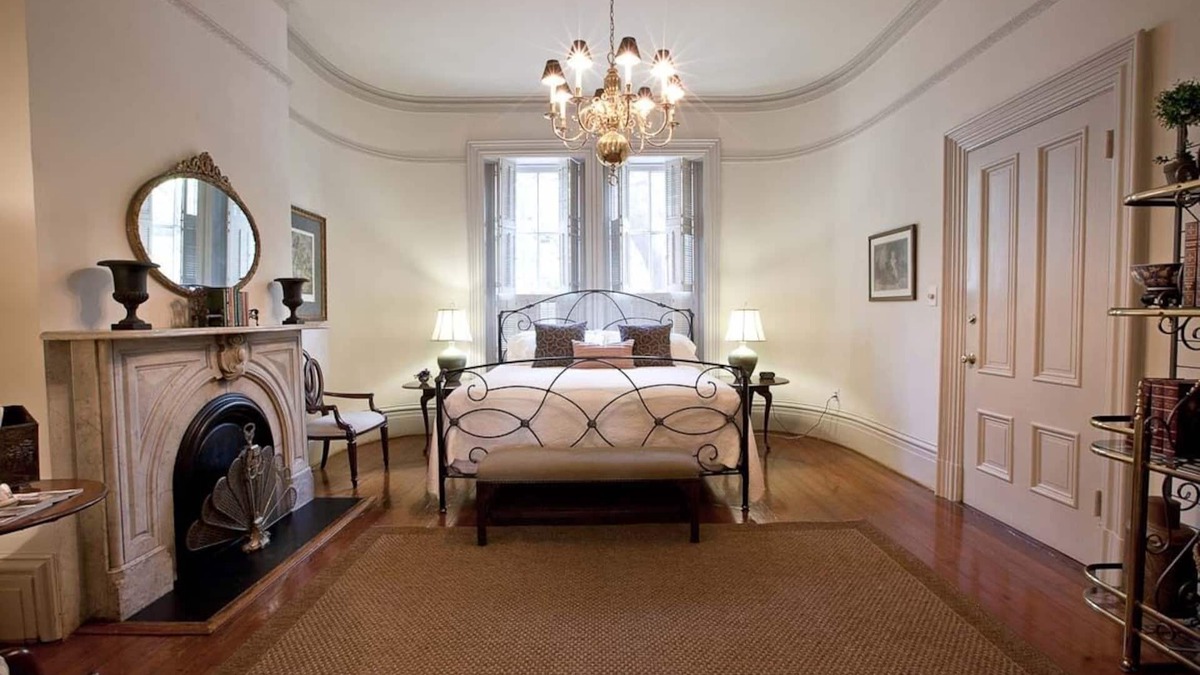 Historic Downtown Savannah Apartment | Jones Street Getaway w/Lunch from Mrs. Wilkes Restaurant by Lucky Savannah