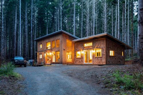Juan de Fuca Electoral Area House | Jordan River Coastal Cottage