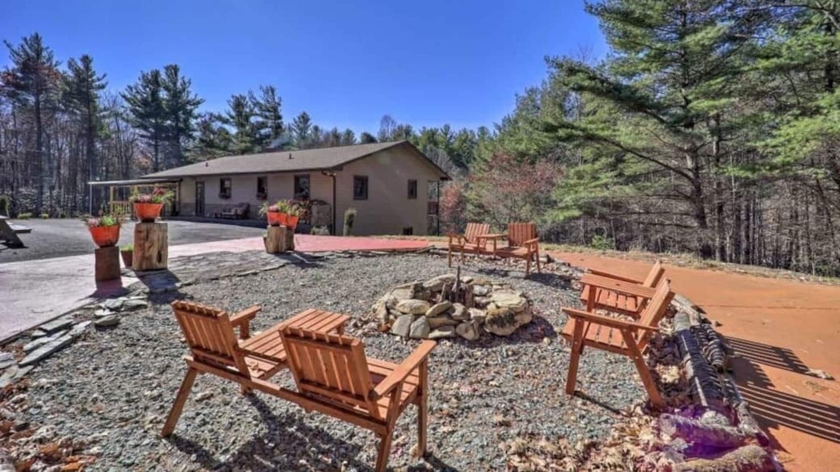 Newland House | Jornets Cabin - Newland home with woodburning fireplace, foosball, fire pit
