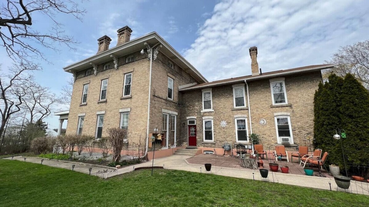 Bay City Apartment | Joseph’s Entire Apt @ the Historic McCormick House