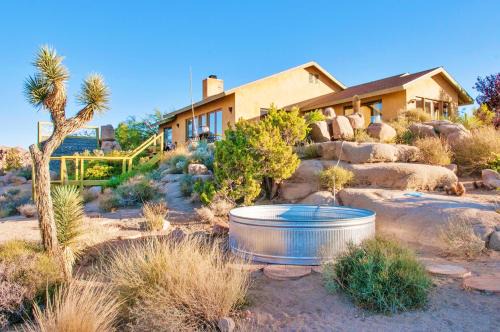 Monument Manor House | Joshua Tree Oasis I Desert retreat with hot tub, BBQ & backyard trail access