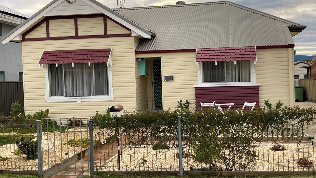Cessnock Cottage | “Joy” cottage 10km from the Hunter Valley wineries, close to everything.