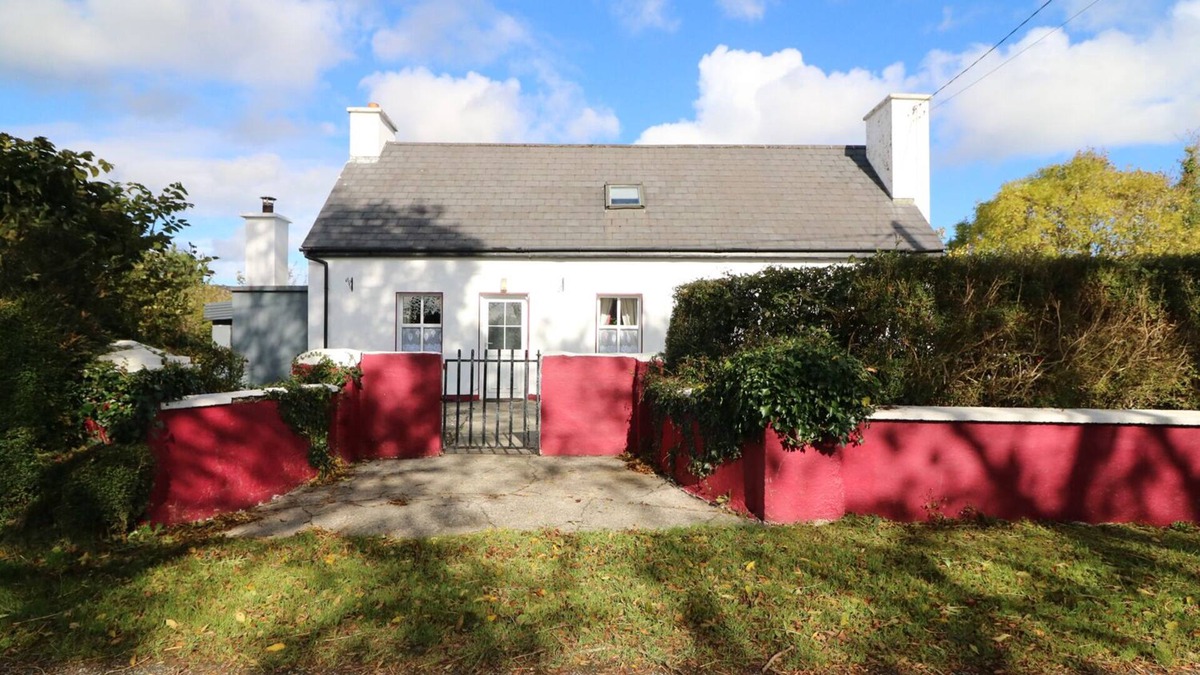 Castleisland Cottage | JULIE'S COTTAGE, pet friendly in Castleisland, County Kerry