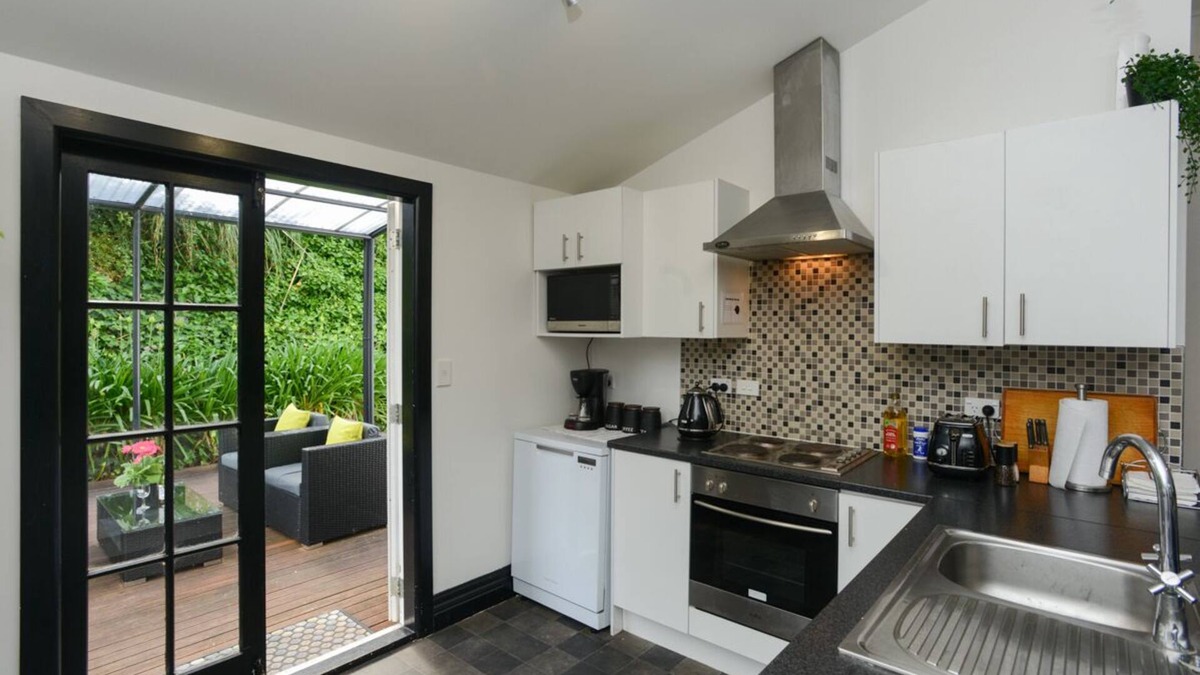 Bluff Hill Cottage | Juliet's Cottage - Napier Holiday Home