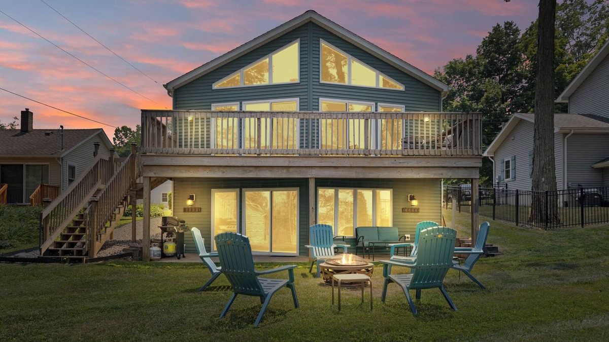 Paw Paw Lake House | Juniper Presents: Deluxe Vacay on Bluff Overlooking PawPaw Lke, Elegant+Comfy
