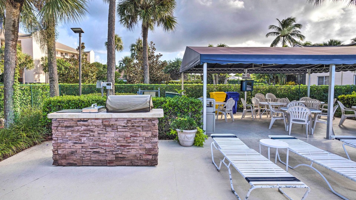Jupiter Apartment | Jupiter Bay Condo w/Pool < Half Mile to Beach!