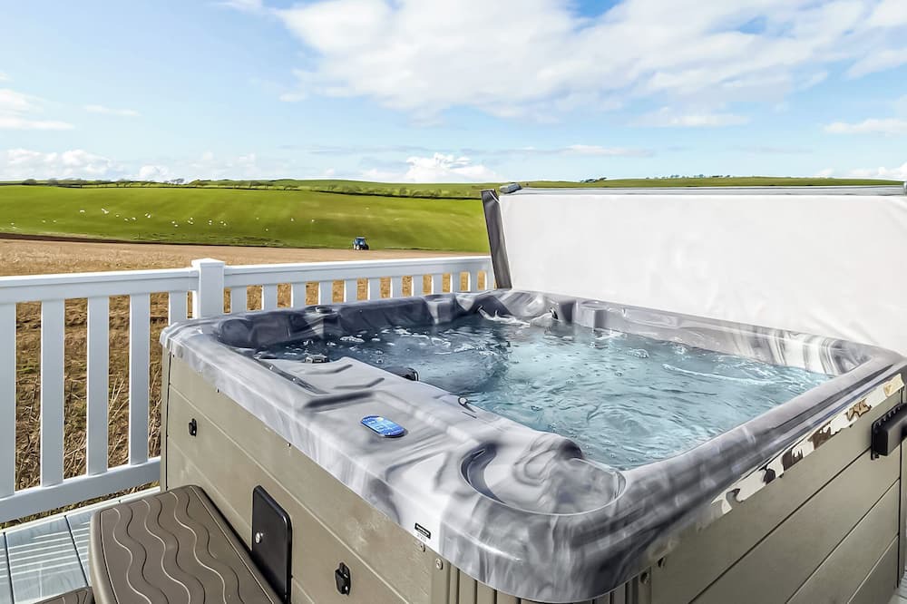 Ayr Ski Chalet | Jura Lodge with Hot Tub