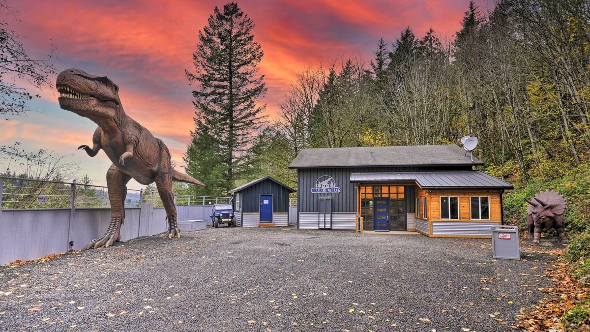 Washougal House | Jurassic Retreat: Hot Tub & 7 Life-Size Dinosaurs!