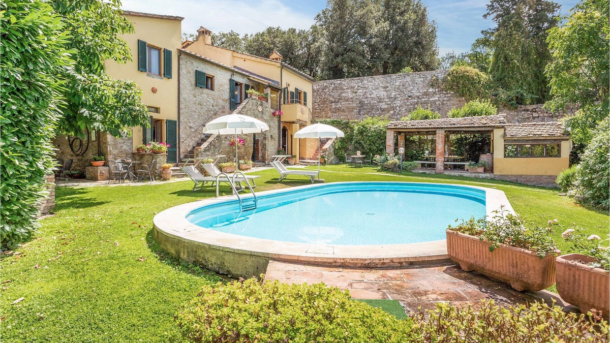 Camucia House | Just 3 km below Cortona lies this characteristic vacation home with private pool on the outskirts of