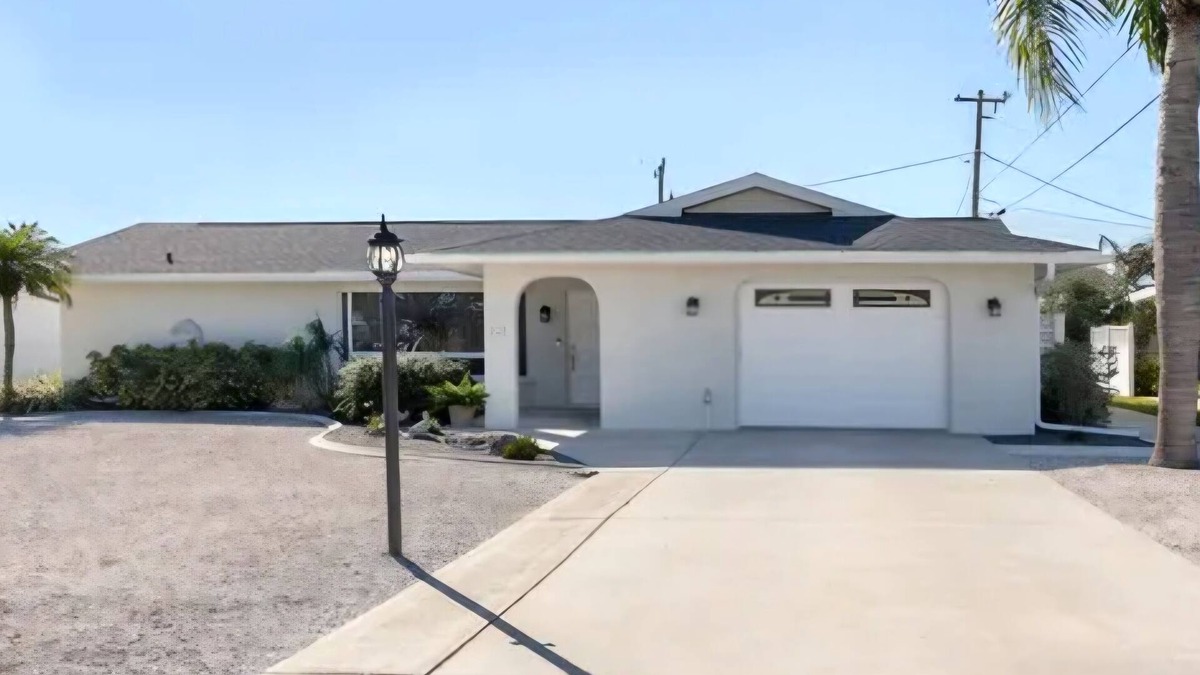 Golden Beach House | Just a mintute walk to the beach!