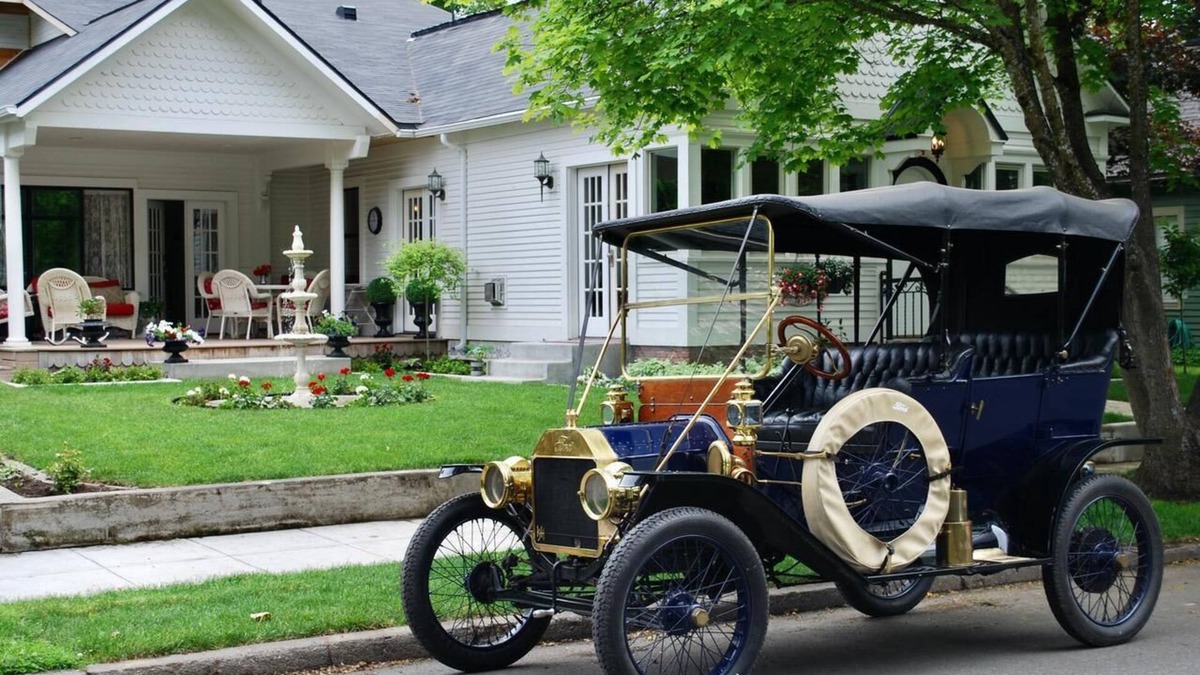 Garden District Cottage | JUST BUILT - Guest Cottage with a complimentary ride in a 1911 Model T Ford
