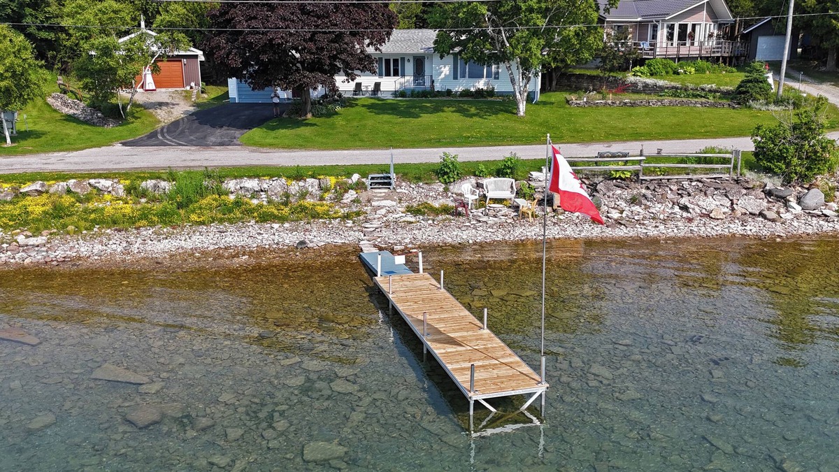 Manitoulin District House | *Just Launched* Quiet, Updated Waterfront House on Manitoulin Island, Sleeps 6.