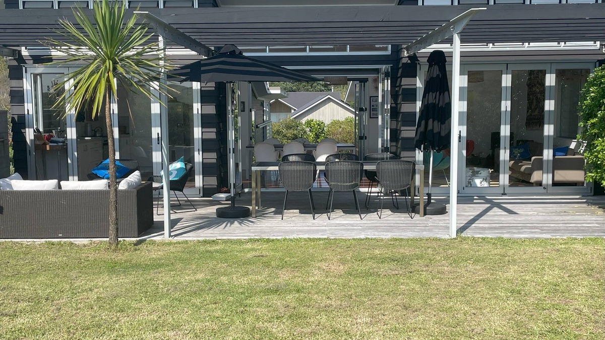 Tryphena House | Just ONE Minute TO Medlands Beach