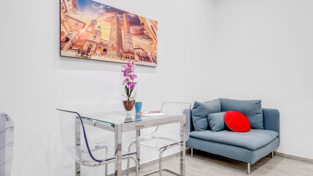 Bolognina Apartment | Just outside the center it is in a quiet and convenient position even for those who reach Bologna by car.The apartment is on the raised ground floor without a lift.About 30 square meters large on one floor. There are 3 windows that all overlook the inter