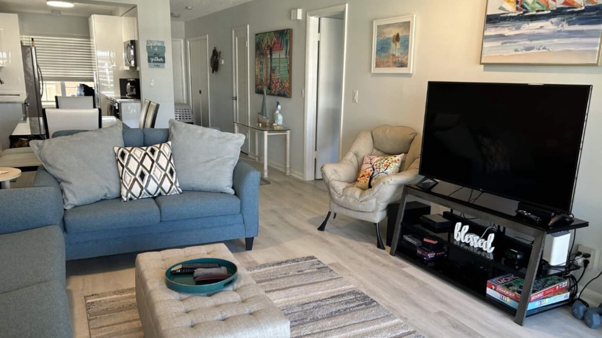 Jog Road Condo | JUST PACK YOUR SWIMSUITS! 12 min to Beach!Pool &hot tub! Beautiful,Updated Condo