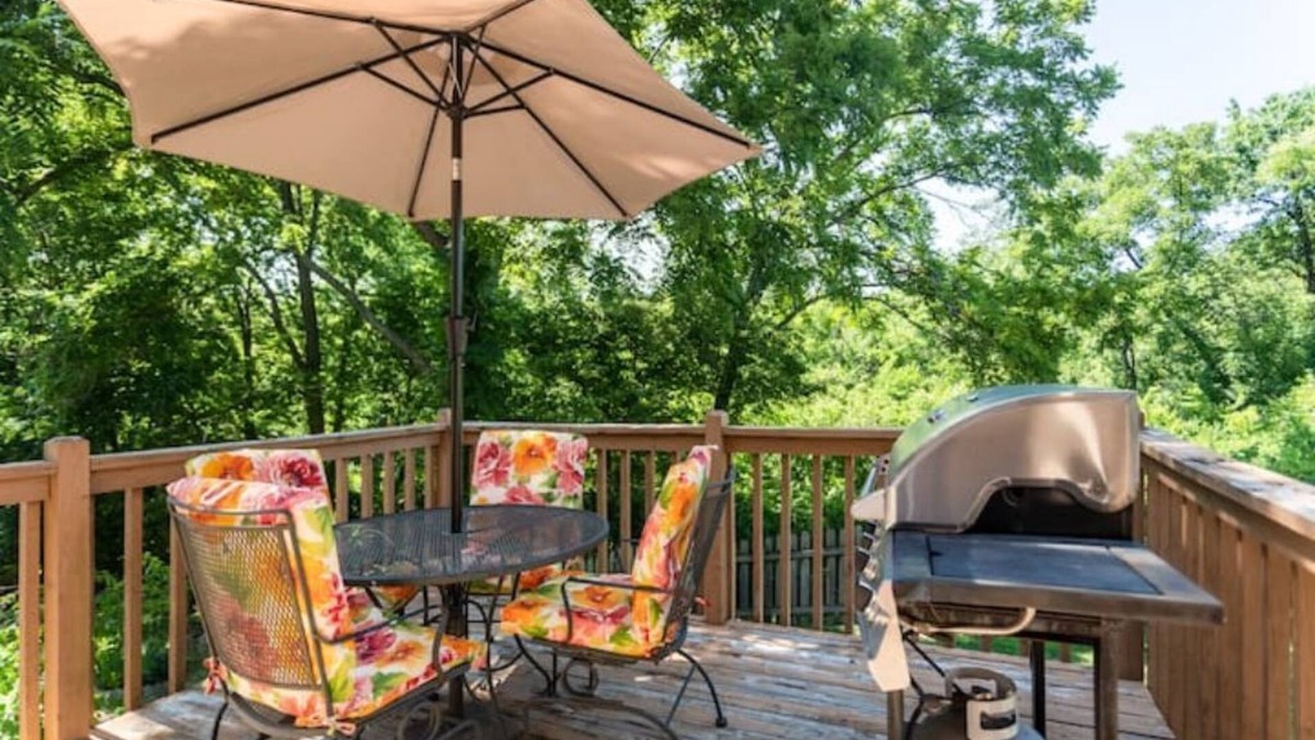 Lenexa House | K K Q Beds~3 Bdrm 2.5 Baths~Walking Trails~Park