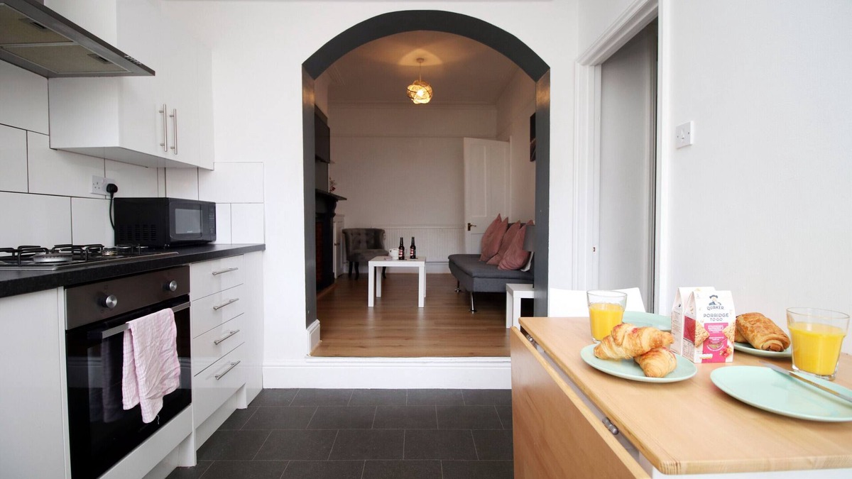 Easton Apartment | K Suites - Central 4 bed Apt w/ FREE parking