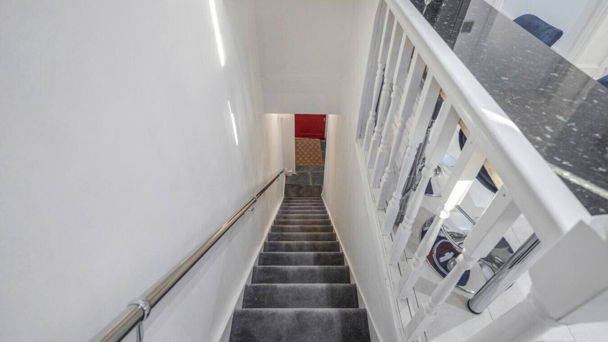 Tilbury Apartment | K Suites - Cozy 2 Bedroom with WiFi and Parking